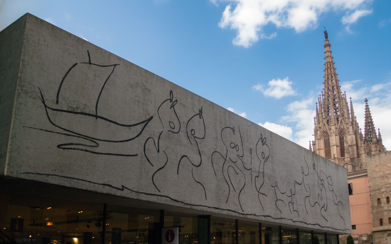 Frisos de Picasso en el COAC con la Catedral de Barcelona al fondo