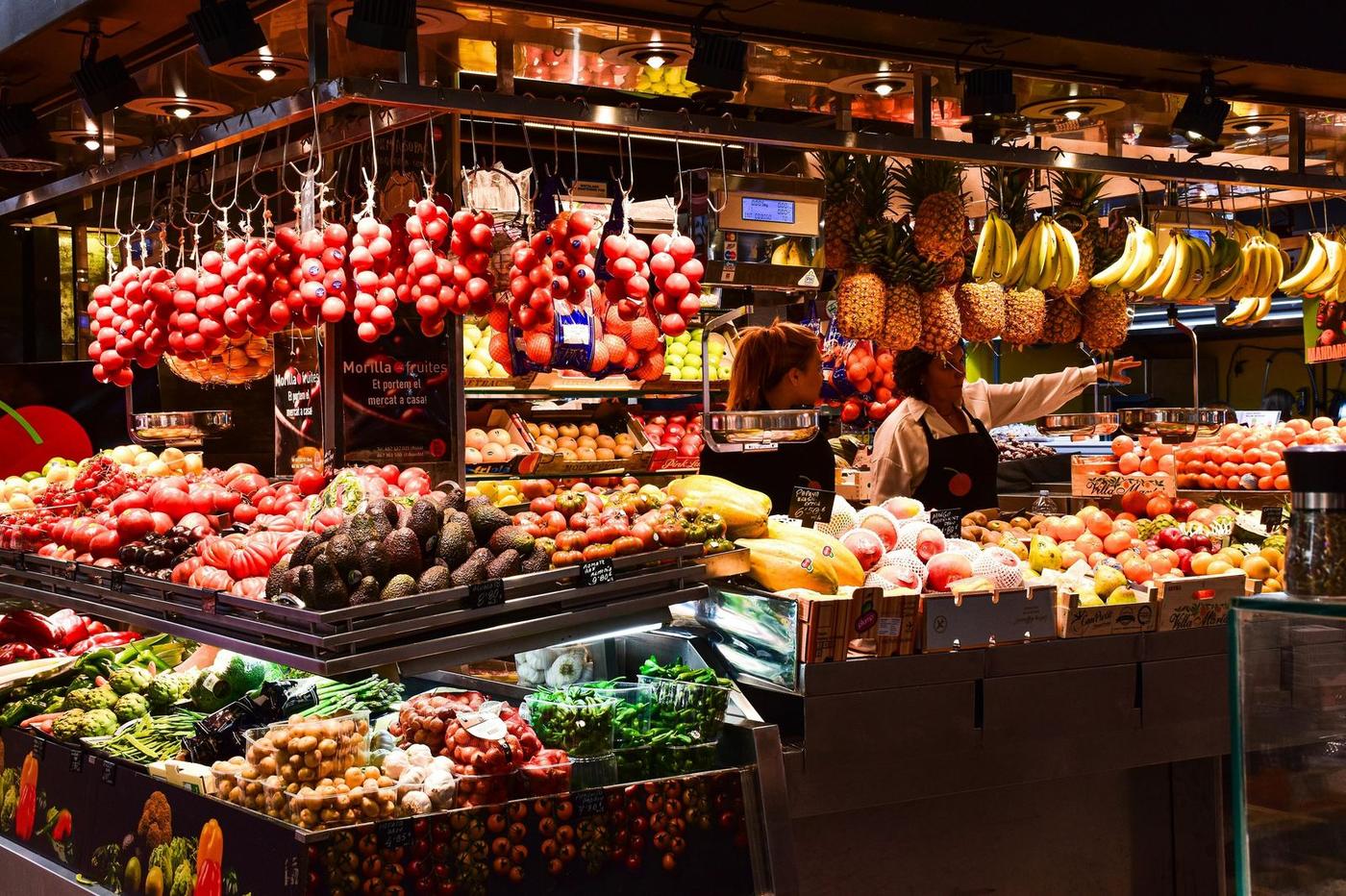Puesto de frutas y verduras en el Mercat de la Boqueria